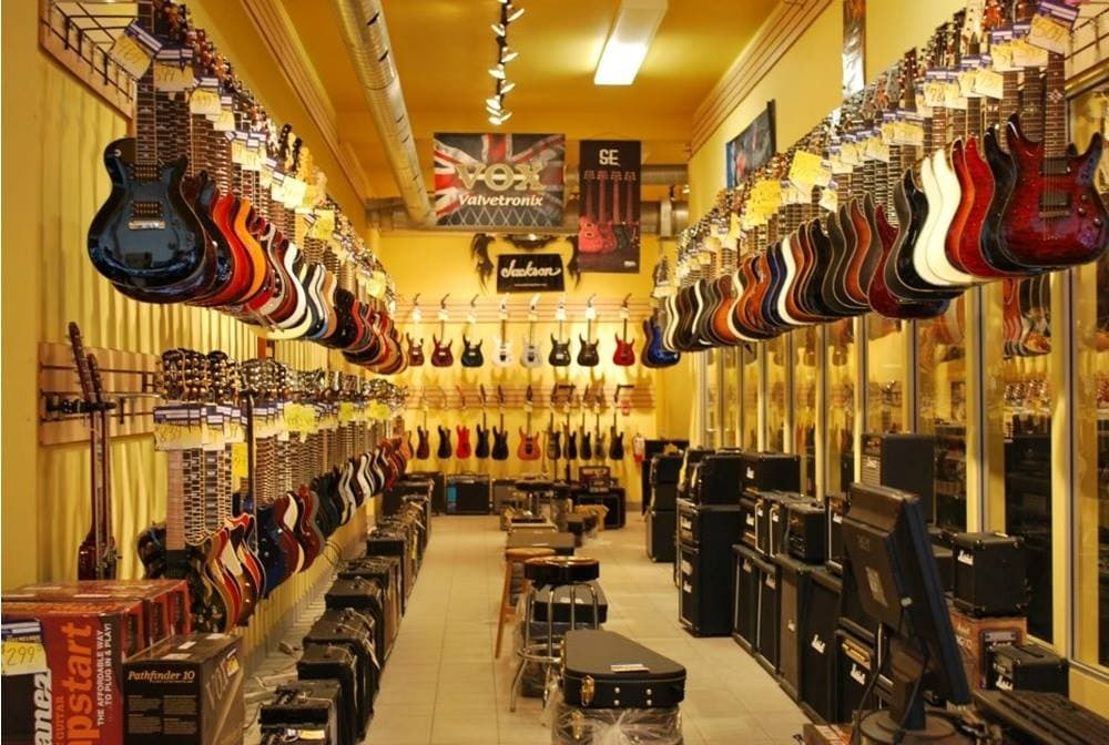 L'intérieur du magasin Italmelodie — guitares, amplificateurs et instruments à perte de vue
