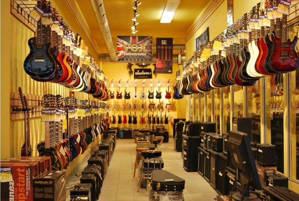 L'intérieur du magasin Italmelodie — guitares, amplificateurs et instruments à perte de vue